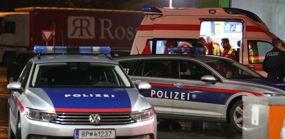 Polizei und Rettung rückten zu dem Einsatz in Wien-Fünfhaus aus (Symbolbild). 