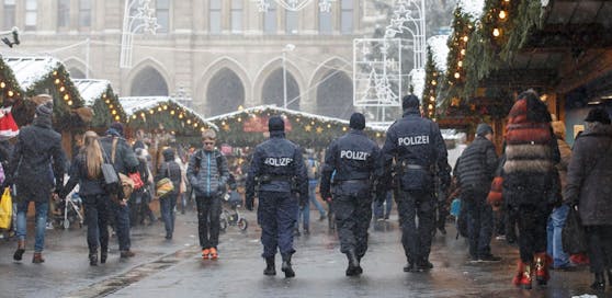 Polizisten patrouillieren am Christkindlmarkt auf dem Wiener Rathausplatz
