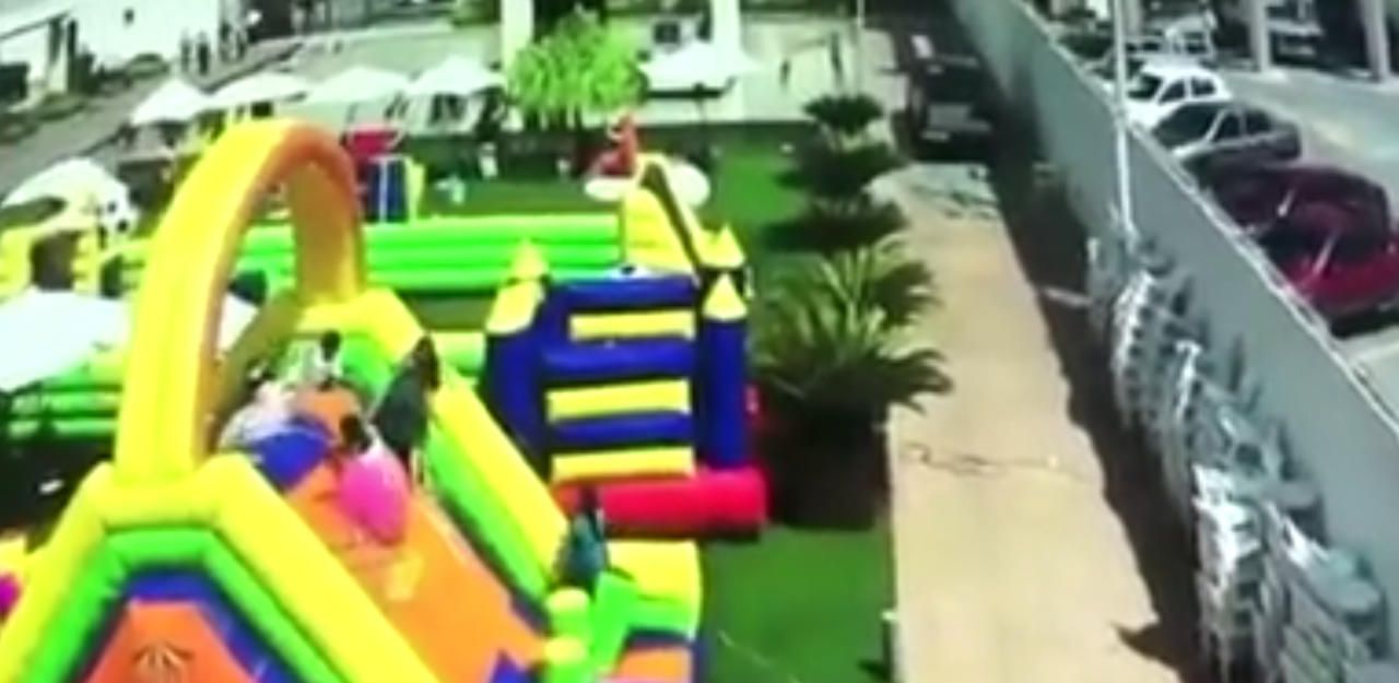 Heute.at - Hüpfburg flog davon: Kind schwer verletzt