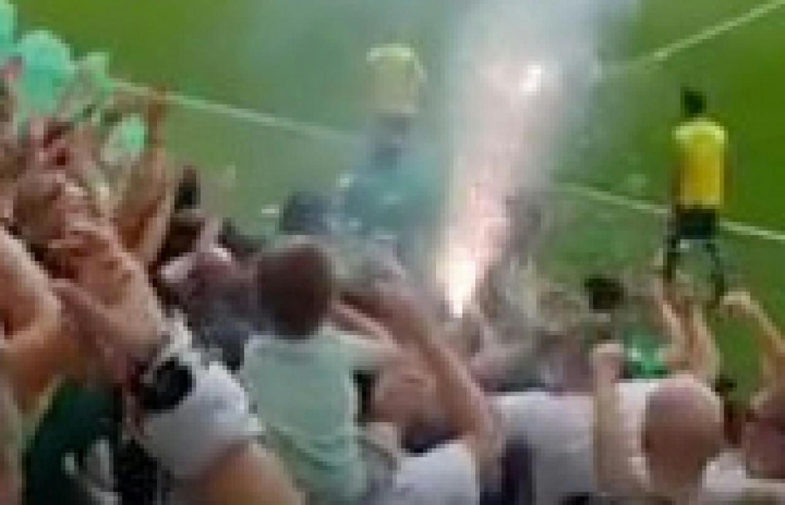 Ein Kind hält eine Blendgranate im Ferencvaros-Stadion  kurz darauf explodiert das Gerät