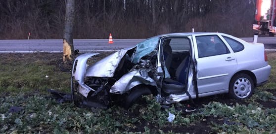 Das Auto wurde beim Unfall völlig zerstört.
