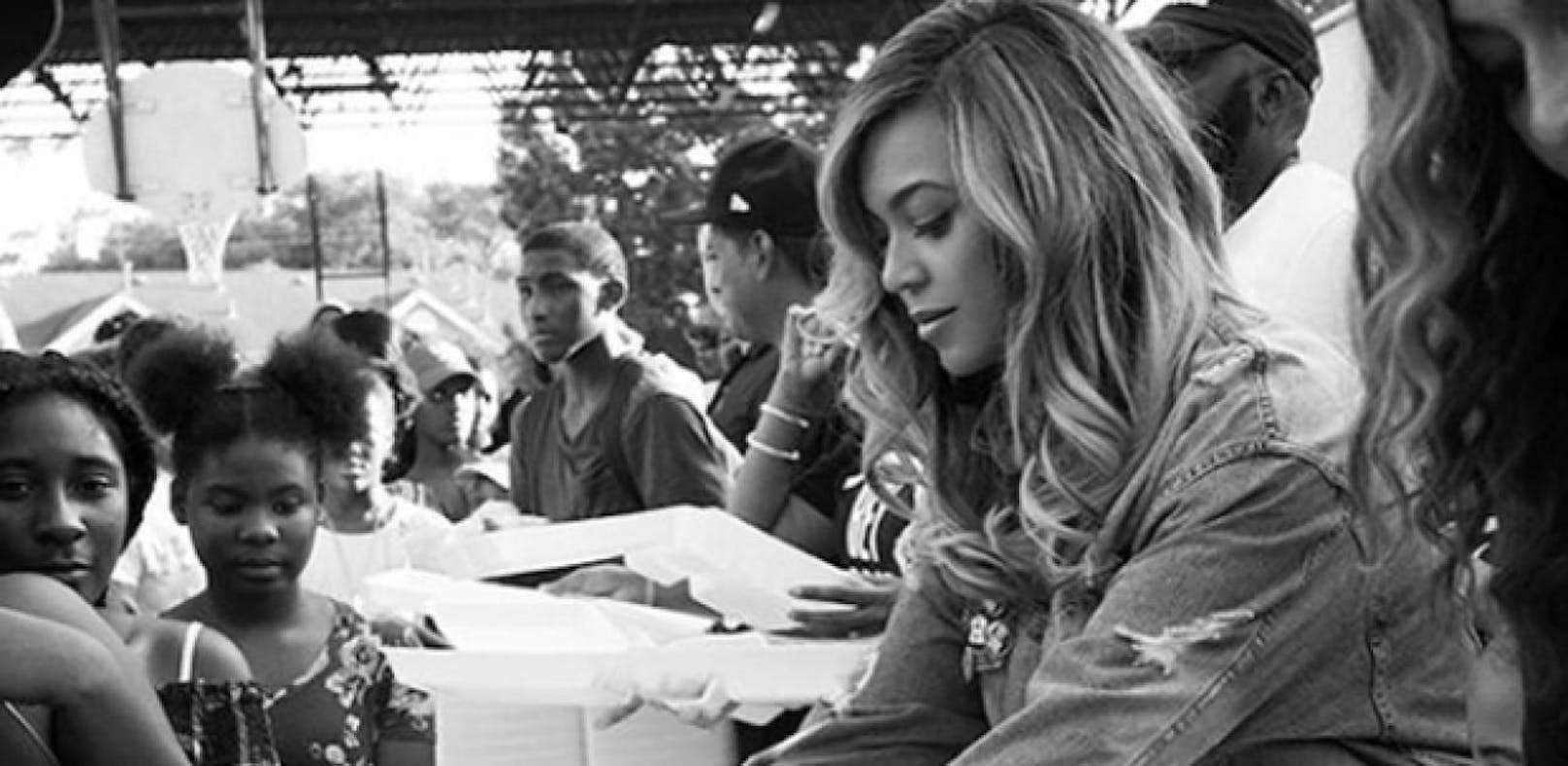Beyoncé half in Houston den Opfern von "Harvey"