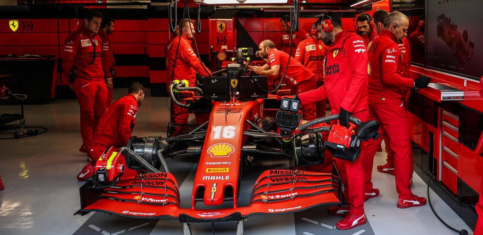 Die Ferrari-Crew bastelt an der &quot;Roten Göttin&quot;.