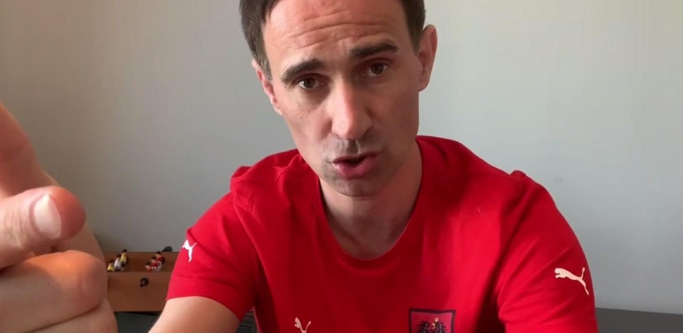 Ö3-Comedian Gernot Kulis macht Hans Krankl einmal mehr täuschend echt nach. 