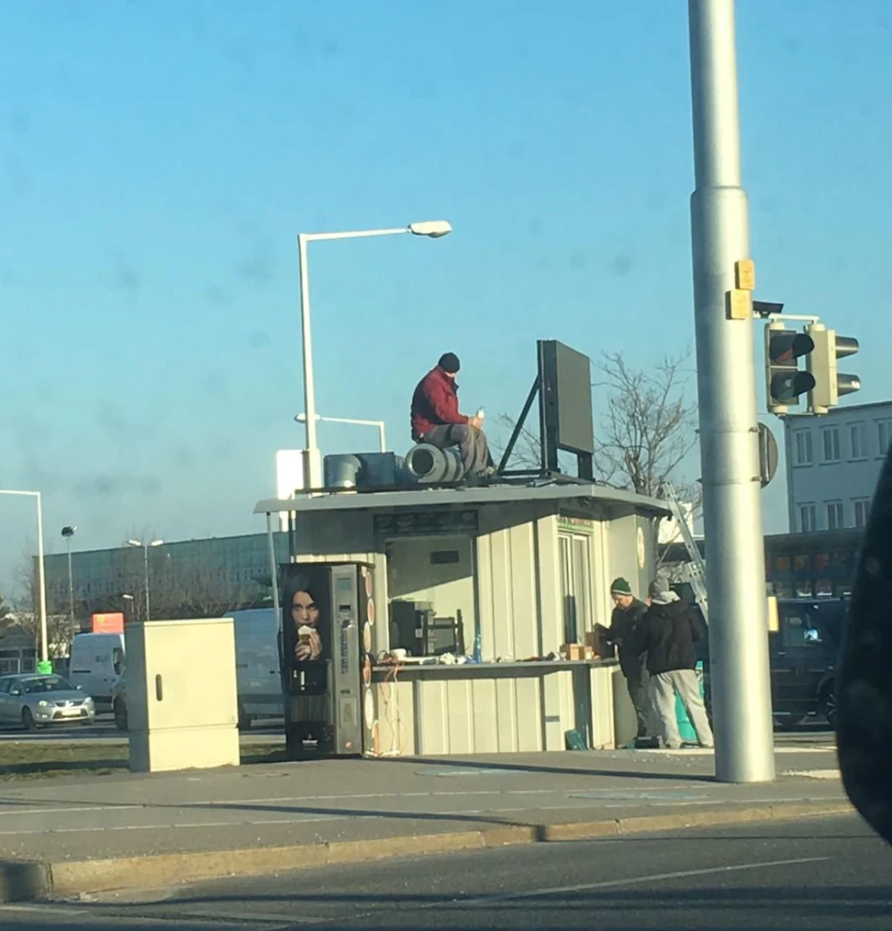Ein Würstel am Dachstock statt im Schlafrock: Dieser Arbeiter jausnete mit Aussicht!