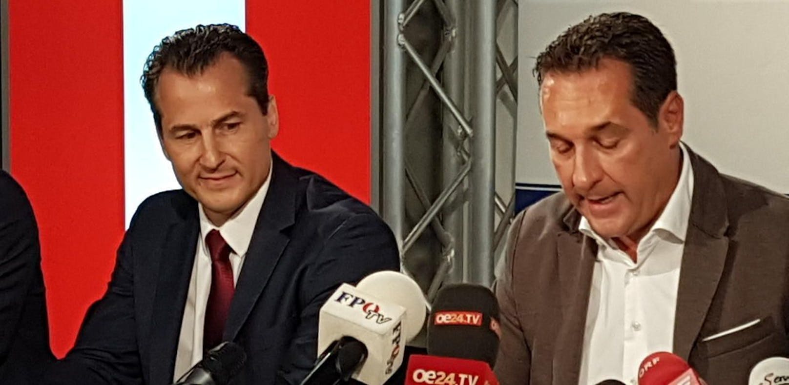 Robert Lugar (Ex-Team Stronach) wechselt wieder zurück zur FPÖ von Heinz-Christian Strache (r.)