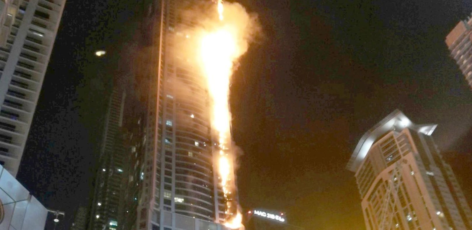 Flammen-Inferno in 352-Meter-Wolkenkratzer