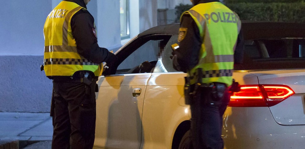 Der junge Mann raste den Polizisten erst davon, dann gab er auf. (Symbolbild)