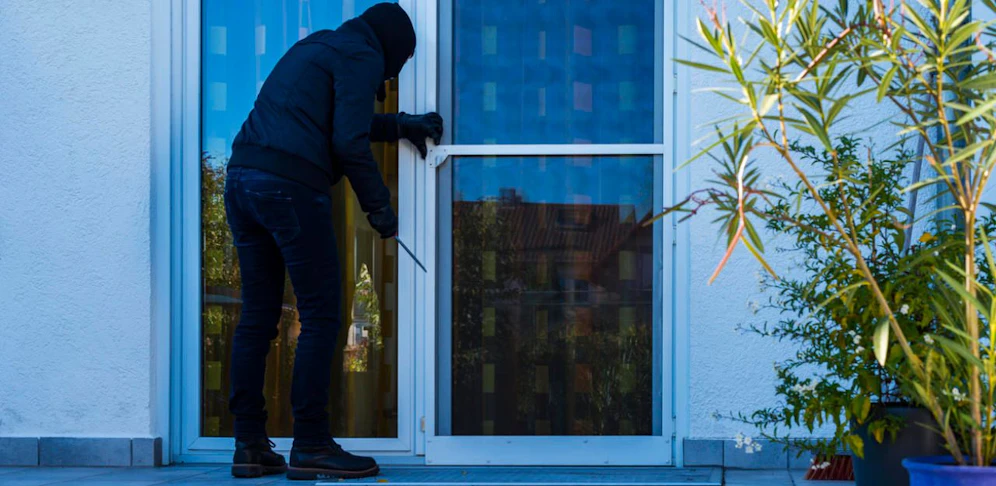 Die Einbrecher stiegen offenbar durch eine Terrassetüre ein und überraschten die Linzerin dann in der Dusche.