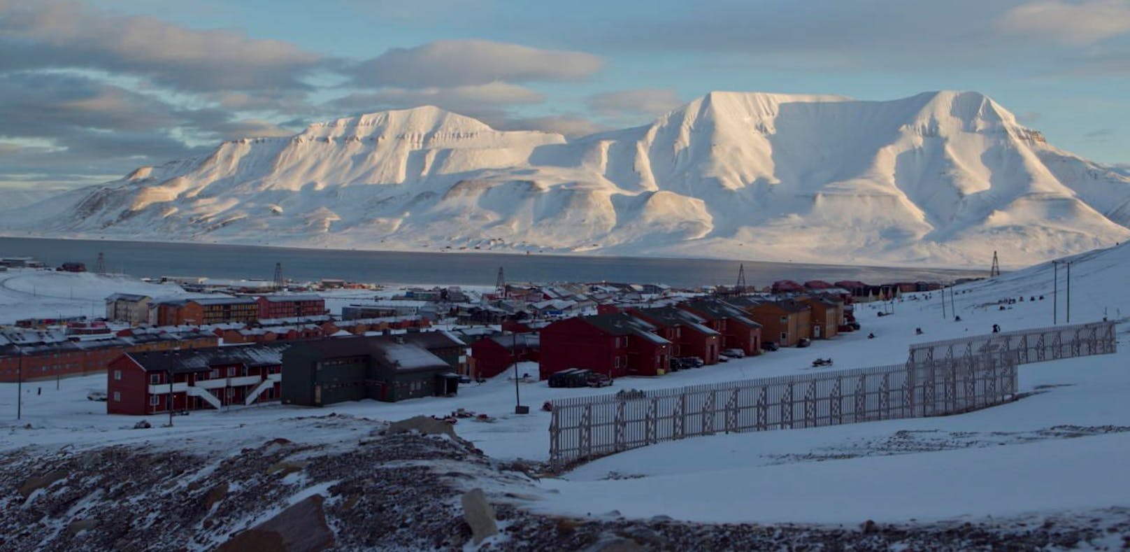 Longyearbyen ist die größte Siedlung auf Spitzbergen. Im Hintergrund die Berge Plataafjellet und Hjortfjellet.