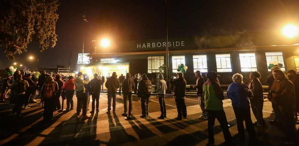 Lange Schlangen vor den ersten Verkaufsstellen.