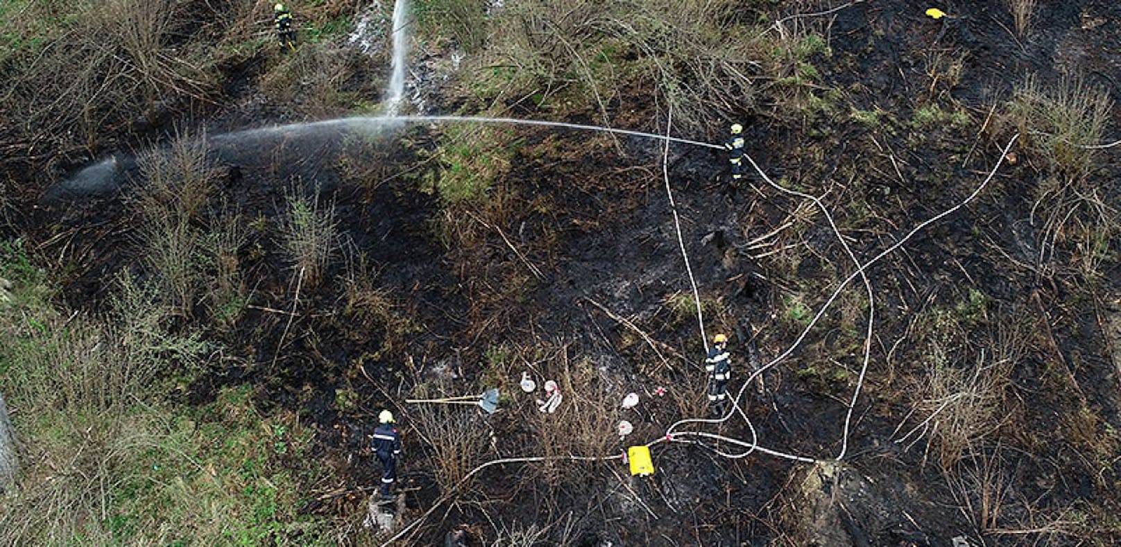 Das Bundesheer löste mit einer Signalpatrone einen Waldbrand aus, bei dem fünf Feuerwehren benötigt wurden, um ihn zu löschen.