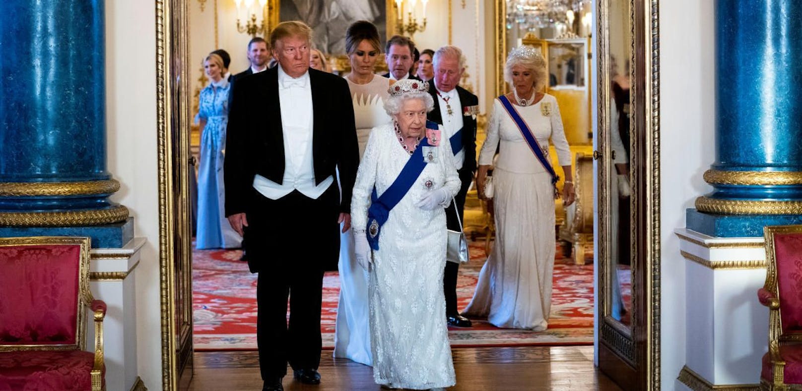 Donald Trump und die Queen samt Gefolge.