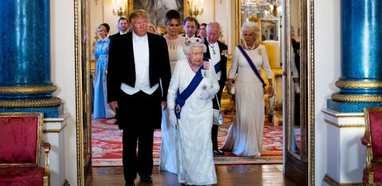 Donald Trump und die Queen samt Gefolge.