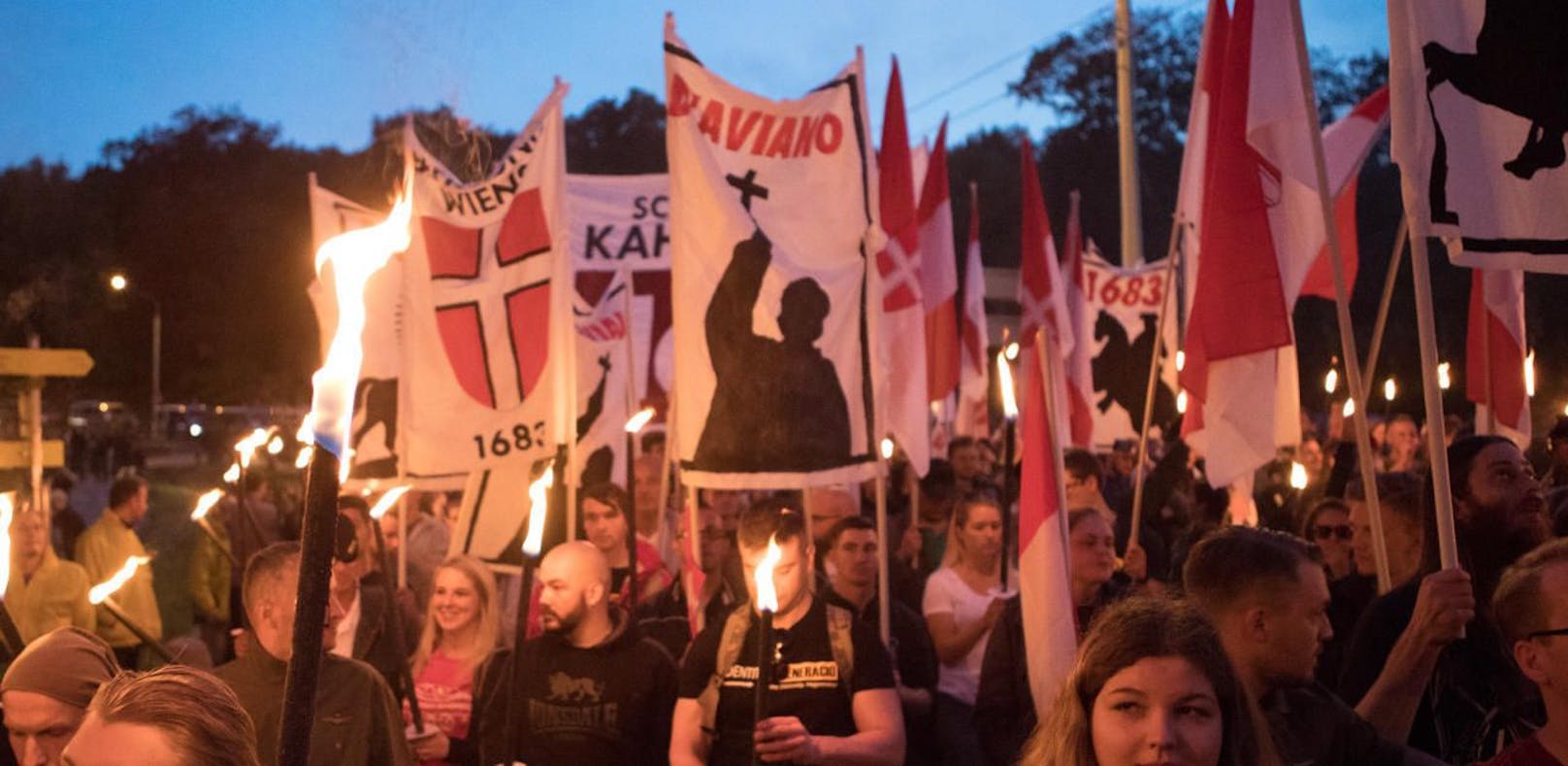 Demonstration und Fackelzug der rechtsextremen Identitären Bewegung Östterreich ( IBO ) von Kahlenberg zum Leopoldsberg in Wien am 09. September 2017.