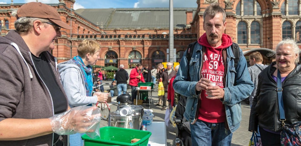 Die Essensverteilung wurde auf Deutsche eingeschränkt (Symbolbild)