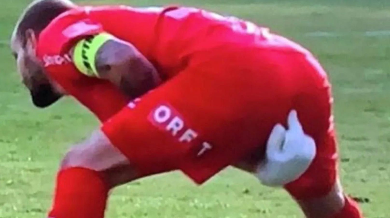 Provokation? Wattens-Goalie Ferdinand Oswald kratzt sich am Arsch.
