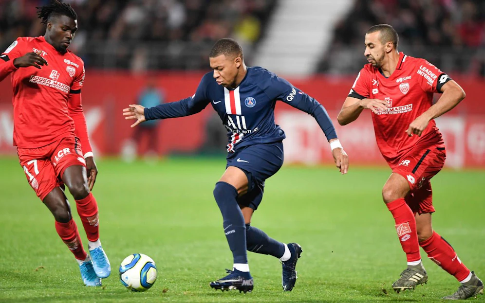Kylian Mbappe gegen Fouad Chafik. 