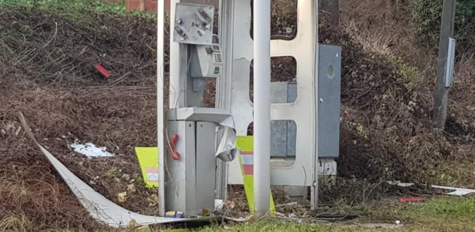 Die gesprengte Telefonzelle in Niederleis.