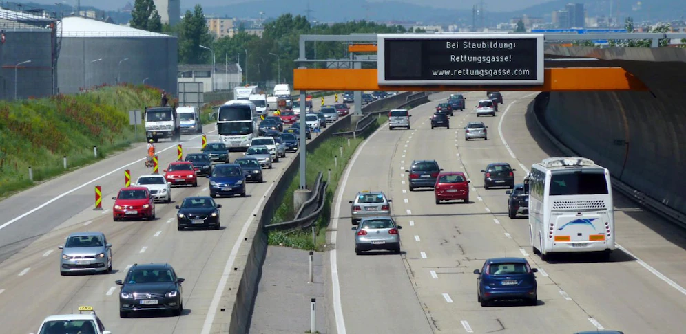 Schlepper fuhr auf der A4 und setzte Flüchtlinge aus.