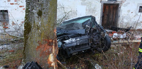 Der 49-Jährige krachte Montagfrüh frontal gegen einen Baum, erlag wenig später noch an der Unfallstelle seinen schweren Verletzungen.