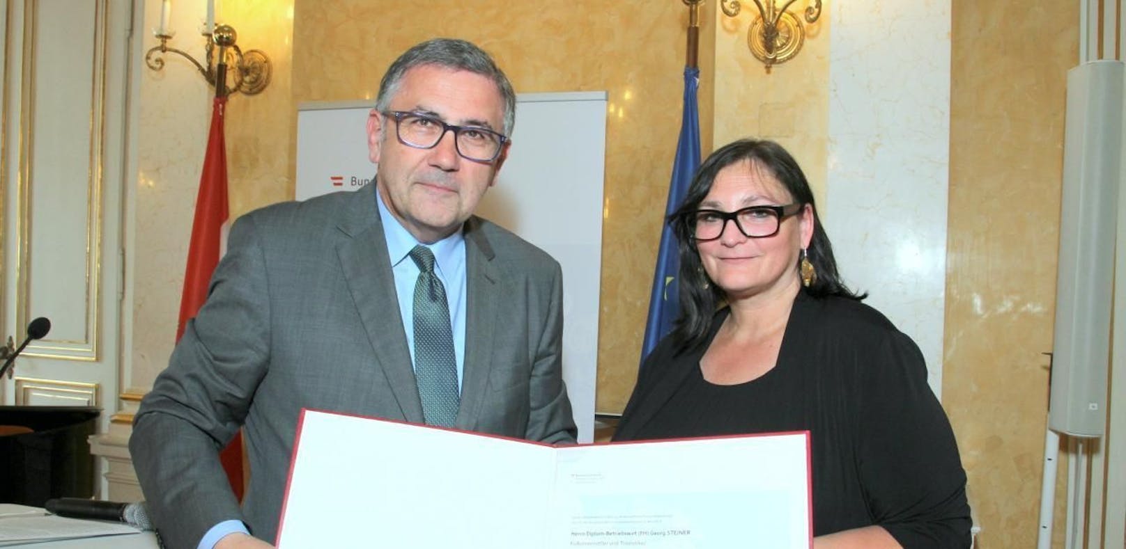 Dem Linzer Tourismusdirektor Georg Steiner wurde der Titel &quot;Professor&quot; verliehen. Karoline Meschnigg (Bildungsministerium) übergab Steiner die Urkunde.