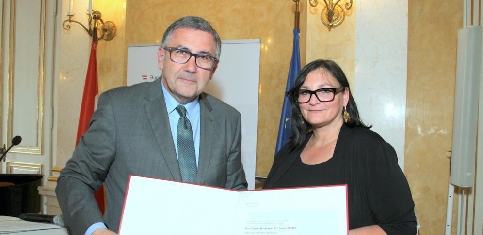 Dem Linzer Tourismusdirektor Georg Steiner wurde der Titel "Professor" verliehen. Karoline Meschnigg (Bildungsministerium) übergab Steiner die Urkunde.