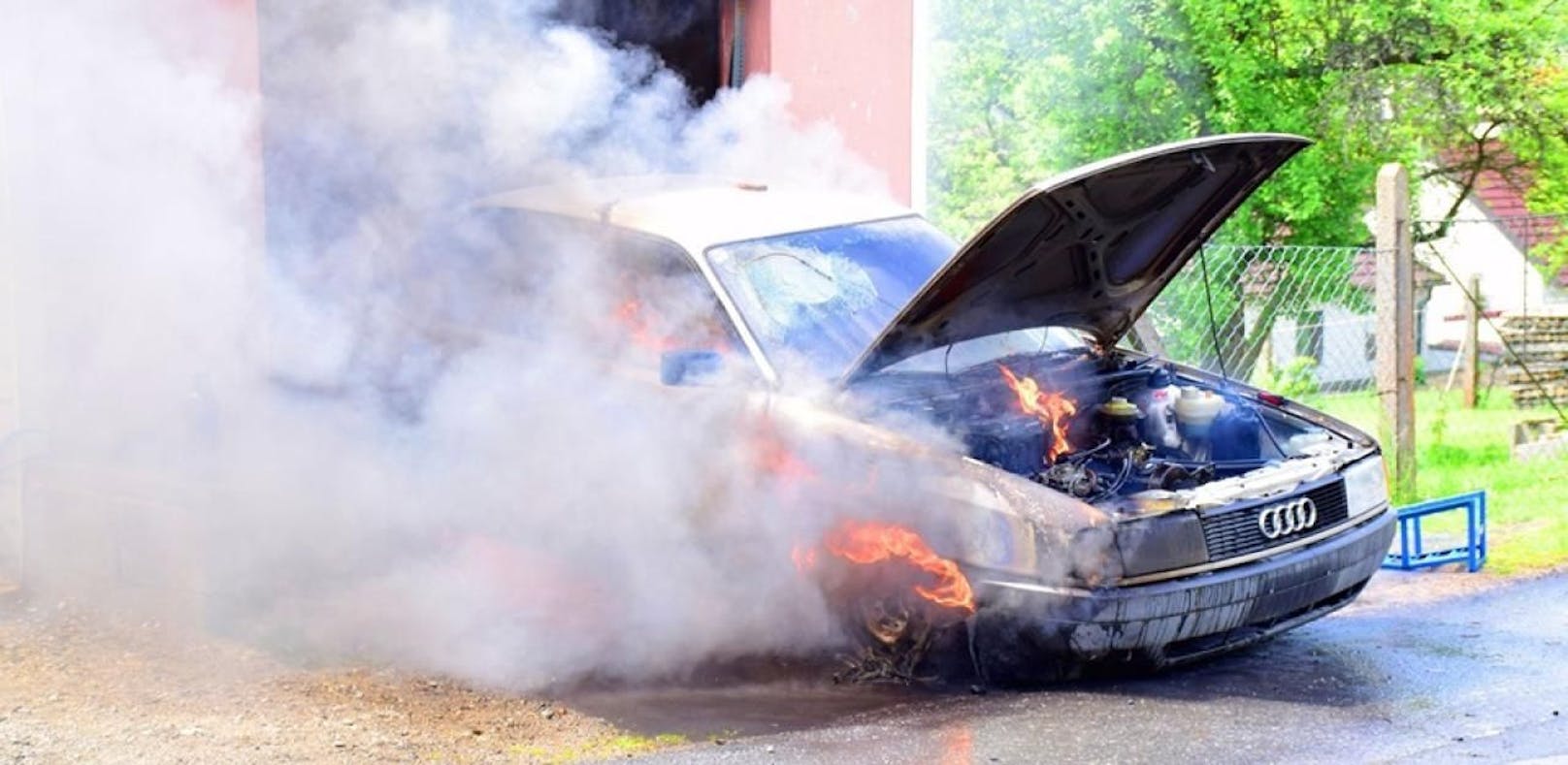 Alter Audi ging vor Garage in Flammen auf