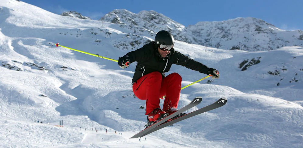Klösterle am Arlberg, Vorarlberg  Ein Mann fährt Ski.