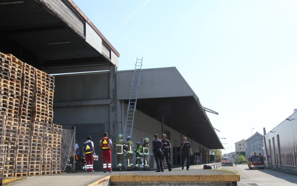Der Jugendliche (15) stürzte durch eine Lichtkuppel acht Meter in die Tiefe.  