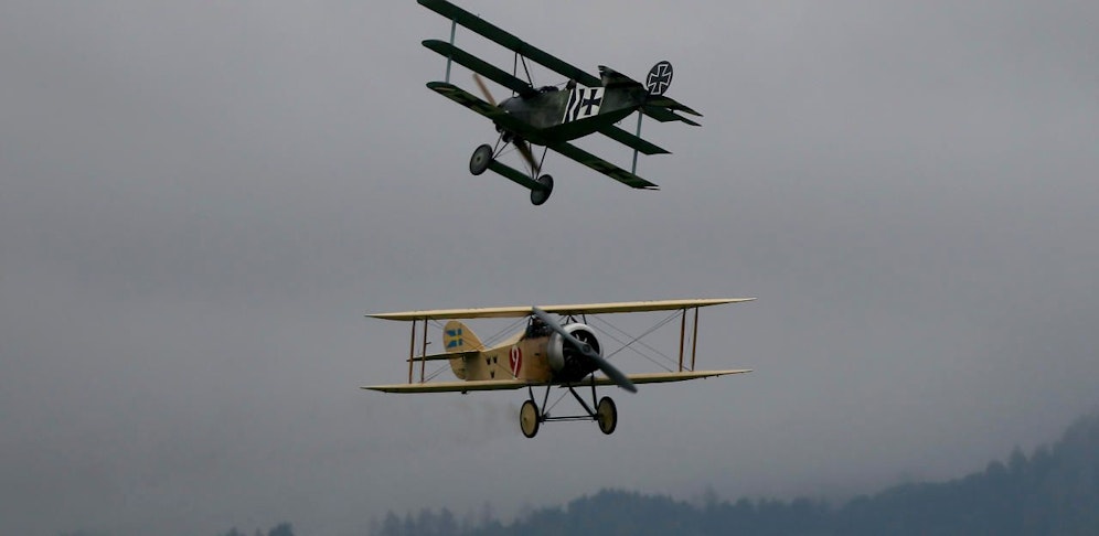 Ein Doppeldecker vom Typ Tummelisa (unten) überschlug sich bei der Landung.