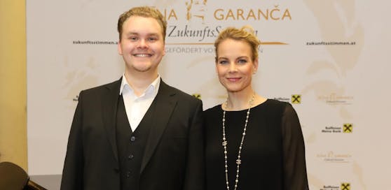 Alexander zaubert Elina ein Lächeln ins Gesicht.