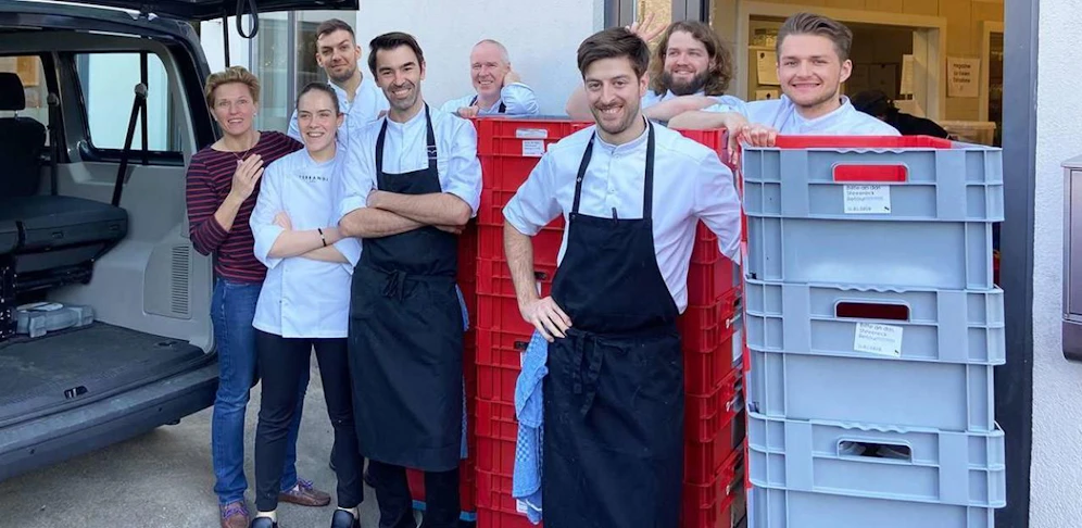 Trotz der Corona-Schließung kocht das Team des Spitzenrestaurants "Steirereck" weiter: Die Küche wurde zum Hilfs-Caterer umfunktioniert, pro Tag entstehen bis zu 1.000 Mahlzeiten für Krisenhelfer. 