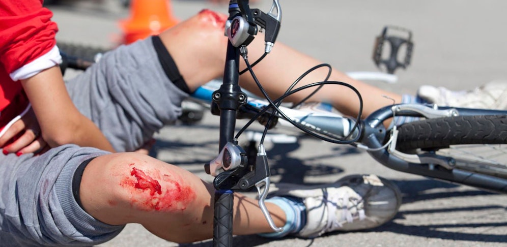Bei einer Kollision mit einem 90-jährigen PKW-Lenker prallte ein Radfahrer (53) gegen die Motorhaube und anschließend gegen die Windschutzscheibe und kam am Gehsteig zu liegen. (Symbolfoto)