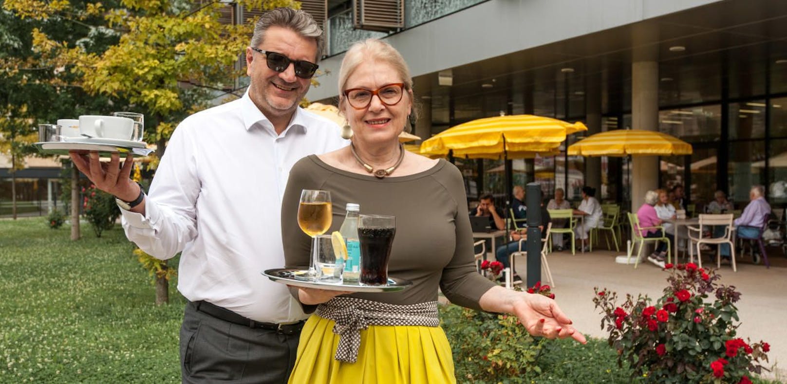 Sozial- und Gesundheitsstadtrat Peter Hacker (SPÖ) und Pflegewohnhäuser-Direktorin Susanne Drapalik servierten den Gästen zum Start Kaffee.