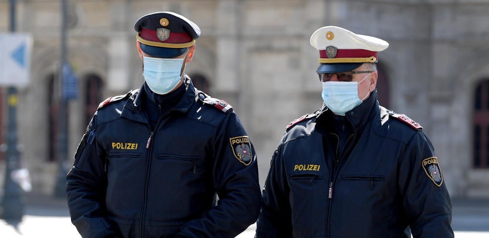 Die Polizei kontrolliert die Einhaltung der Covid-19-Schutzmaßnahmen streng.