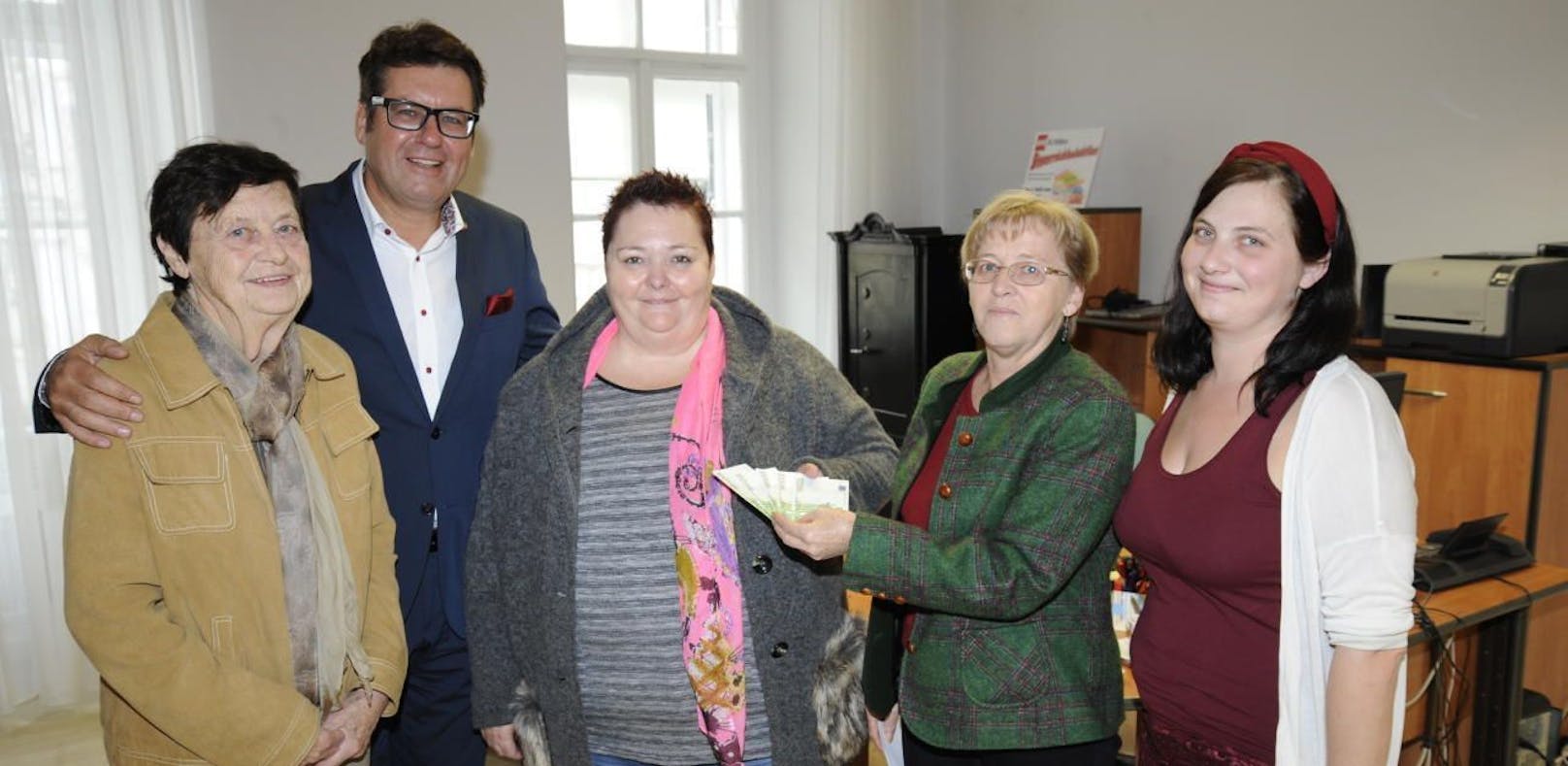 Denise Tiefenbacher, Helga Buder und Helga Brandstetter von den Kinderfreunden übergaben mit Stadtrat Laimer die Spende an Frau Marchart (mitte).