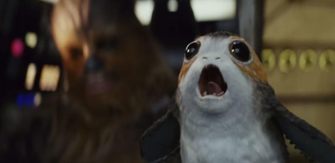 Heute.at - Wookiee Chewbacca schlägt kleinen Porg