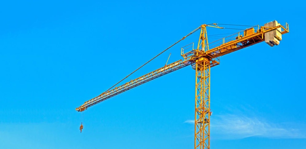 Ein Kran (Symbolfoto) sollte abgebaut werden, als das Unglück geschah.