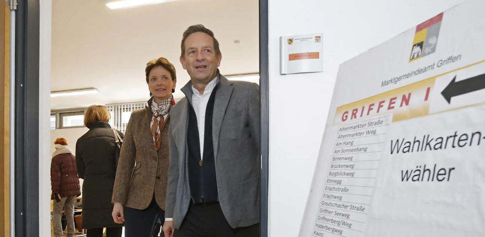 VP-Spitzenkandidat Christian Benger und seine Ehefrau bei der Stimmabgabe