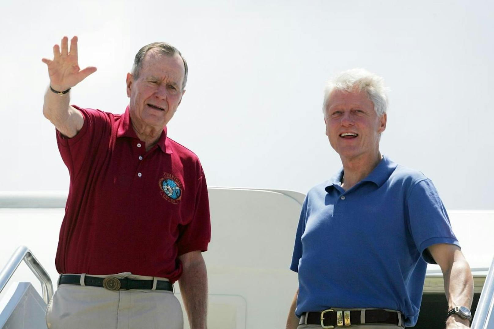 Bush senior und Clinton kennen und mögen sich seit vielen Jahren. Nun überreichte Clinton seinem Amtsvorgänger ein eigenwilliges Geschenk.