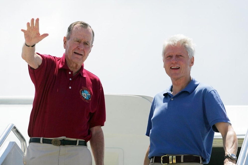 Bush senior und Clinton kennen und mögen sich seit vielen Jahren. Nun überreichte Clinton seinem Amtsvorgänger ein eigenwilliges Geschenk.