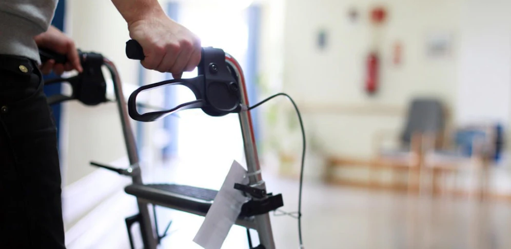 Ein 36-Jähriger mit Rollator wurde in Linz überfallen.