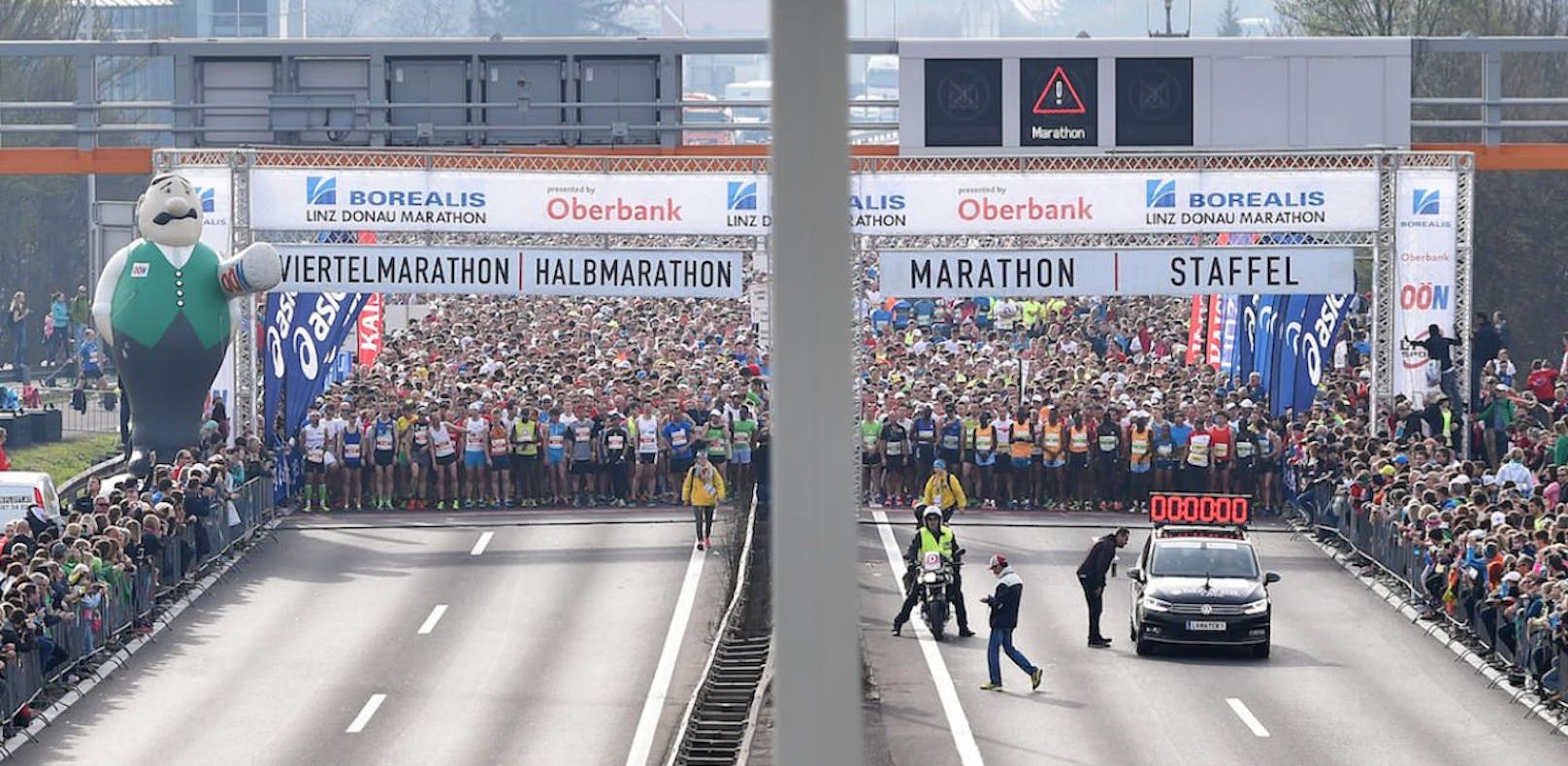 Beim Linzer Marathon kam es zu einem gefährlichen Zwischenfall. Ein Mann raste mit seinem Auto auf die gesperrte Strecke.