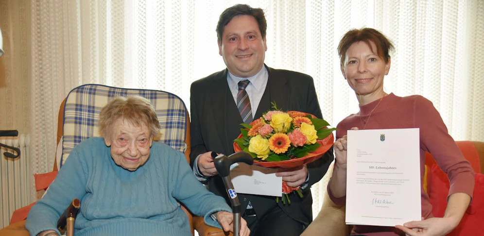 Bürgermeister Stefan Szirucsek und Bezirkshauptfrau Verena Sonnleitner gratulierten Justine Picha zum 105. Geburtstag.