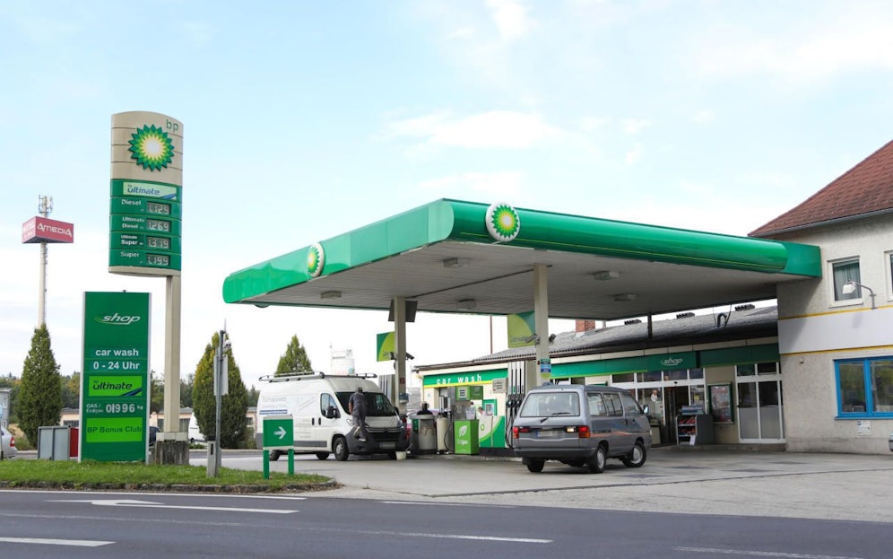 Die beiden Jugendlichen stürmten in der Nacht auf Mittwoch in die Tankstelle.