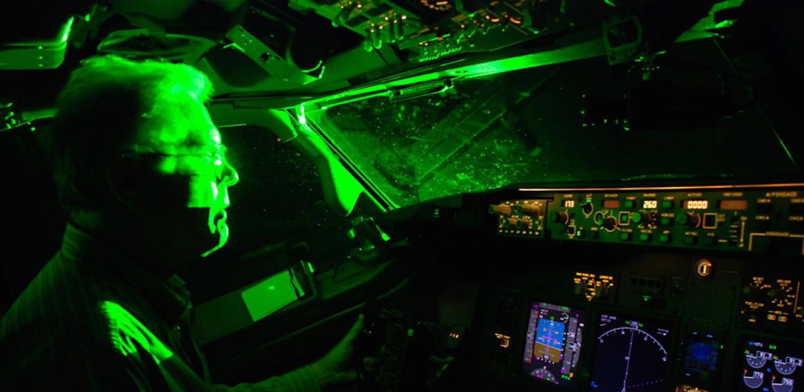 Laserpointer-Attacke auf einen Piloten: So gefährlich ist die Attacke.(Foto der US-Luftfahrtbehörde - Symbolbild)