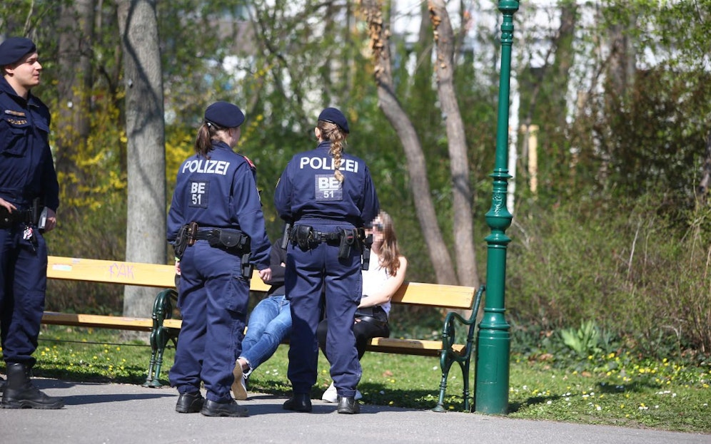 Immer wieder müssen Polizisten Gruppenansammlungen auflösen.