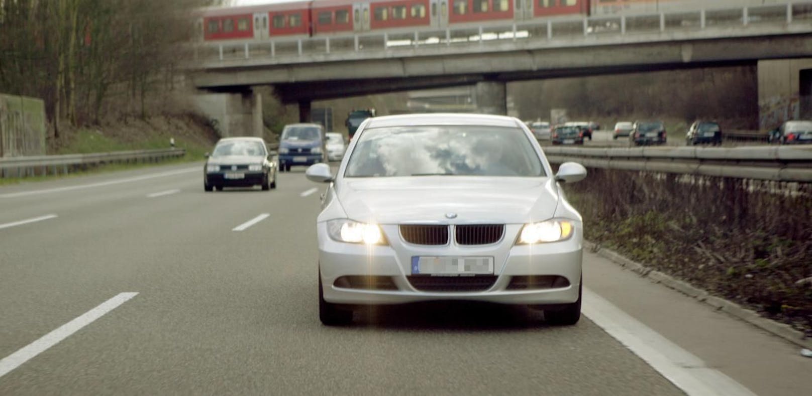 Ein BMW-Raser, der bei seiner Fahrt keine Scheu kannte, verlor seinen Führerschein und muss 2.400 Euro bezahlen.