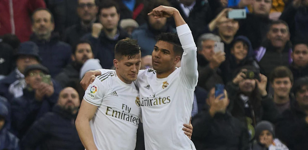 Luka Jovic beim Torjubel mit Casemiro. Im Jänner durften die Real-Stars noch kicken. Inzwischen wurde ihnen wegen des Coronavirus eine Zwangspause verordnet.